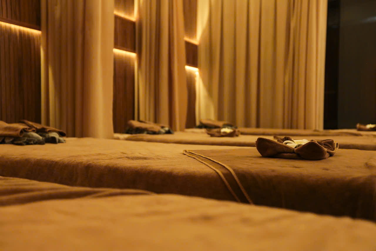 Không gian spa với giường trị liệu ngăn cách bằng rèm